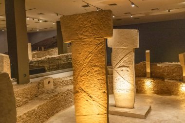 Şanlıurfa Türkiye 7 Kasım 2025; Şanlıurfa Arkeoloji Müzesi Türkiye 'dedir. Göbeklitepe kopyasının sergilendiği bölüm. Şanlıurfa, Türkiye.