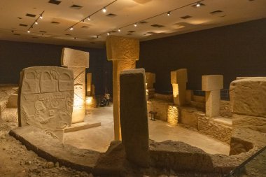 Şanlıurfa Türkiye 7 Kasım 2025; Şanlıurfa Arkeoloji Müzesi Türkiye 'dedir. Göbeklitepe kopyasının sergilendiği bölüm. Şanlıurfa, Türkiye.