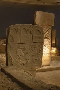 Şanlıurfa Türkiye 7 Kasım 2025; Şanlıurfa Arkeoloji Müzesi Türkiye 'dedir. Göbeklitepe kopyasının sergilendiği bölüm. Şanlıurfa, Türkiye.