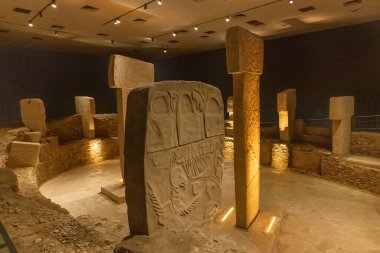 Şanlıurfa Türkiye 7 Kasım 2025; Şanlıurfa Arkeoloji Müzesi Türkiye 'dedir. Göbeklitepe kopyasının sergilendiği bölüm. Şanlıurfa, Türkiye.