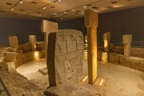 Şanlıurfa Türkiye 7 Kasım 2025; Şanlıurfa Arkeoloji Müzesi Türkiye 'dedir. Göbeklitepe kopyasının sergilendiği bölüm. Şanlıurfa, Türkiye.