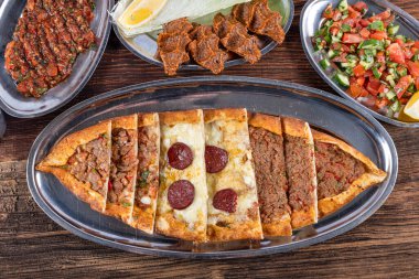 Karışık Pita (Karisik Pide); Pide ile kıyma, kaşar peyniri, küp et, yumurta ve sucuk. Türk mutfağının vazgeçilmez lezzetleri.