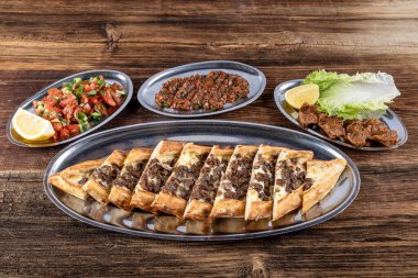 Geleneksel kızarmış et ve peynirli Türk yemeği. Kavurma peynirli Türk pide, kavurma peynirli pide ve kaşar peynirli pide. Türkçe adı: Kavurmali ve Kasar peynirli Pide.  