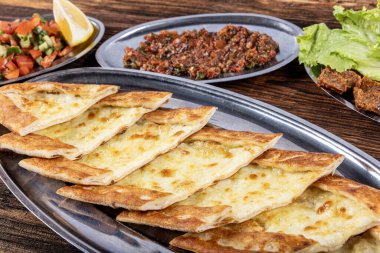 Geleneksel Türk mutfağı pidesi. Türk pizzası, çedar peynirli pide. Kaşar peynirli Türk pidesi. Peynirli hamur işi. Türkçe adı: Kasar Peynirli Pide.