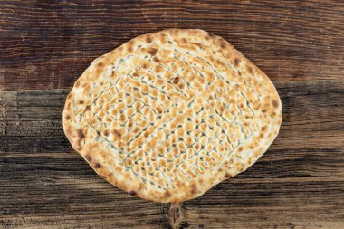 Tirnak pide, Türk Pita. Ramazan ayı için geleneksel Türk ekmeği. Taze dilimlenmiş pita ekmeği. Susamlı Ramazan kavramı.