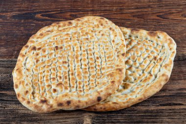 Tirnak pide, Türk Pita. Ramazan ayı için geleneksel Türk ekmeği. Taze dilimlenmiş pita ekmeği. Susamlı Ramazan kavramı.
