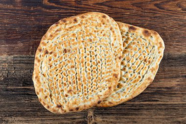 Tirnak pide, Türk Pita. Ramazan ayı için geleneksel Türk ekmeği. Taze dilimlenmiş pita ekmeği. Susamlı Ramazan kavramı.