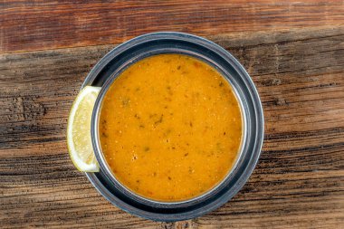 Türk Ezo Gelin çorbası, Geleneksel Türk Çorbası. Geleneksel Ezogel corbasi. Bir dilim limonla servis edilen ezogel çorbası.