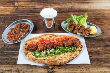 Geleneksel Türk mutfağı, lezzetli et sebzeli şiş kebap ve ahşap masada lavaş..