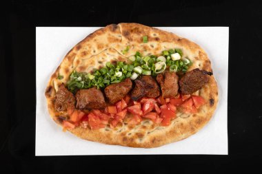 Geleneksel Türk mutfağı, lezzetli et sebzeli şiş kebap ve ahşap masada lavaş..