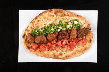 Geleneksel Türk mutfağı, lezzetli et sebzeli şiş kebap ve ahşap masada lavaş..