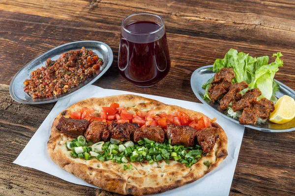 Geleneksel Türk mutfağı, lezzetli et sebzeli şiş kebap ve ahşap masada lavaş..