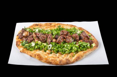 Türk mutfağı böbrek sakatatı, lavaş ambalajı. Meşhur Urfa et ciğeri, Lavaşla sarılmış puro Şili biberi, soğan ve sos Şanlıurfa, Türkiye 'de. Kuzu ve ciger sis.