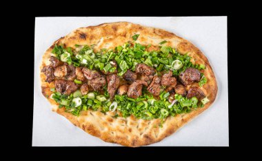 Türk mutfağı böbrek sakatatı, lavaş ambalajı. Meşhur Urfa et ciğeri, Lavaşla sarılmış puro Şili biberi, soğan ve sos Şanlıurfa, Türkiye 'de. Kuzu ve ciger sis.