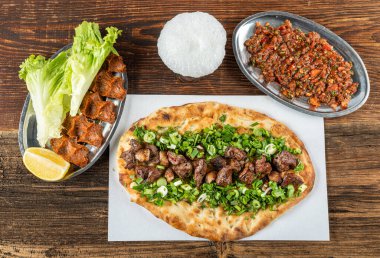 Türk mutfağı böbrek sakatatı, lavaş ambalajı. Meşhur Urfa et ciğeri, Lavaşla sarılmış puro Şili biberi, soğan ve sos Şanlıurfa, Türkiye 'de. Kuzu ve ciger sis.