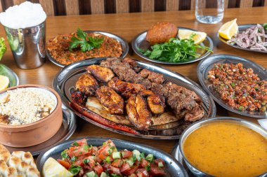 Restoran Ramazan Menüsü. Türk mutfağı; aynı zamanda Ramazan ayı 'iftar' .Ramazan ayı boyunca Müslümanlar tarafından günbatımından sonra yenen yemek. Türkçe doğu yemekleri. Restoranda ızgara karışık et..