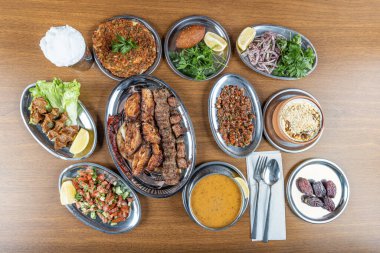 Restoran Ramazan Menüsü. Türk mutfağı; aynı zamanda Ramazan ayı 'iftar' .Ramazan ayı boyunca Müslümanlar tarafından günbatımından sonra yenen yemek. Türkçe doğu yemekleri. Restoranda ızgara karışık et..