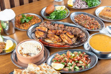 Restoran Ramazan Menüsü. Türk mutfağı; aynı zamanda Ramazan ayı 'iftar' .Ramazan ayı boyunca Müslümanlar tarafından günbatımından sonra yenen yemek. Türkçe doğu yemekleri. Restoranda ızgara karışık et..