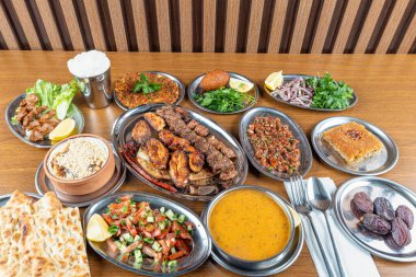 Restoran Ramazan Menüsü. Türk mutfağı; aynı zamanda Ramazan ayı 'iftar' .Ramazan ayı boyunca Müslümanlar tarafından günbatımından sonra yenen yemek. Türkçe doğu yemekleri. Restoranda ızgara karışık et..