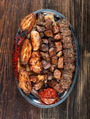 Geleneksel Türk mutfağı karışık kebap. Türk ve Arap Geleneksel Karışık Kebap Tabağı ince ekmekle servis edilen Adana, Urfa, tavuk, kuzu, ciğer ve biftekten oluşur.. 