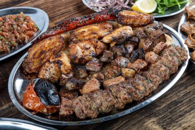 Geleneksel Türk mutfağı karışık kebap. Türk ve Arap Geleneksel Karışık Kebap Tabağı ince ekmekle servis edilen Adana, Urfa, tavuk, kuzu, ciğer ve biftekten oluşur.. 