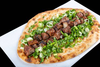 Kuzu eti ve karaciğer şiş dürüm. Meşhur Urfa et ciğeri, Lavaşla sarılmış puro Şili biberi, soğan ve sos Şanlıurfa, Türkiye 'de. Kuzu ve ciger sis.