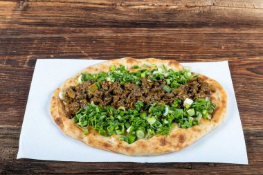 Kuzu eti ve karaciğer şiş dürüm. Meşhur Urfa et ciğeri, Lavaşla sarılmış puro Şili biberi, soğan ve sos Şanlıurfa, Türkiye 'de. Kuzu ve ciger sis.