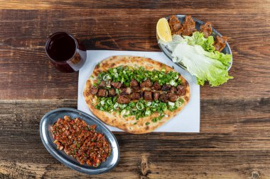 Kuzu eti ve karaciğer şiş dürüm. Meşhur Urfa et ciğeri, Lavaşla sarılmış puro Şili biberi, soğan ve sos Şanlıurfa, Türkiye 'de. Kuzu ve ciger sis.