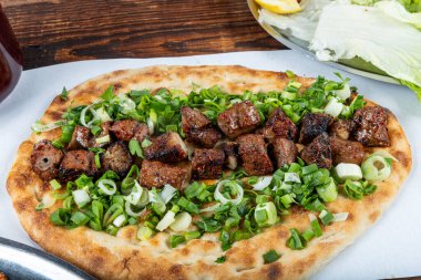 Kuzu eti ve karaciğer şiş dürüm. Meşhur Urfa et ciğeri, Lavaşla sarılmış puro Şili biberi, soğan ve sos Şanlıurfa, Türkiye 'de. Kuzu ve ciger sis.