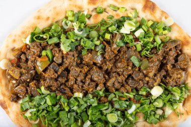 Kuzu eti ve karaciğer şiş dürüm. Meşhur Urfa et ciğeri, Lavaşla sarılmış puro Şili biberi, soğan ve sos Şanlıurfa, Türkiye 'de. Kuzu ve ciger sis.