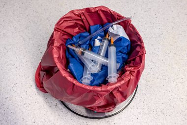 Ameliyathanede tıbbi atık kutusu var. Ameliyattan sonra ameliyathanede kirli çöp..