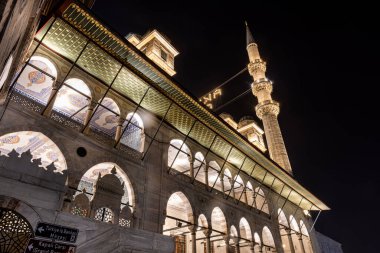 İstanbul, Türkiye 15 Mart 2025: Eminonu Yeni Camii 'nin Ramazan ayındaki akşam fotoğrafı. Minaredeki yazıda 