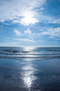 Galler 'de deniz kenarında gün batımı.