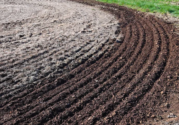 Ülkedeki çiftlikte yeni sürülmüş toprak.