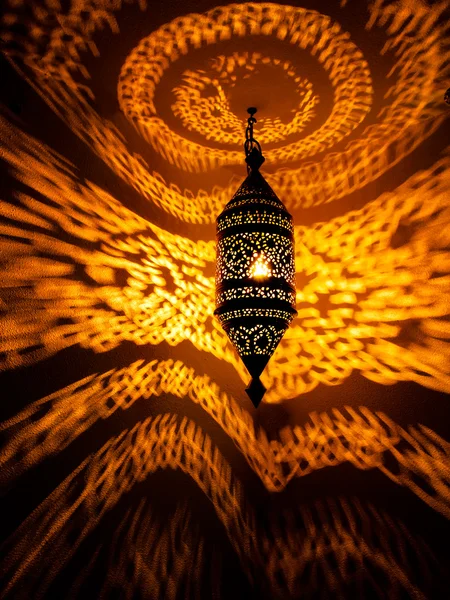 duvarda yansıtan altın dönen ışık deseni ile Fas lamba