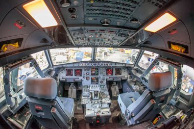 Kaunas / Litvanya 2016-03-31 Kokpit onarım sürecinde