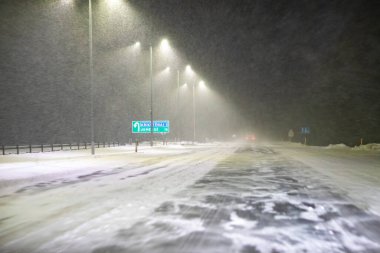 Panevezys Litvanya 2021-01-20 Litvanya otoyolunda kar çamur ve kar yağışıyla trafik