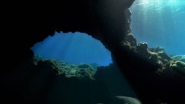 Güneş ışığıyla güzel bir manzaranın ve manzaranın sualtı fotoğrafı. Atlantik Okyanusu 'ndaki bir dalıştan..