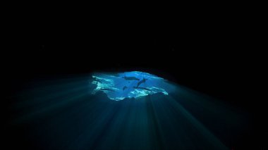 Güneş ışığı ve güneş ışınlarından oluşan mağaradaki manzaranın sualtı fotoğrafı. Atlantik Okyanusu 'ndaki Kanarya Adaları' ndaki bir dalıştan..