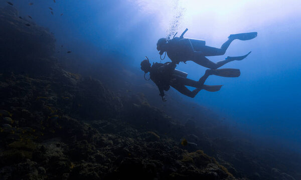 Подводное фото аквалангистов под солнцем. Из акваланга в Таиланде. 