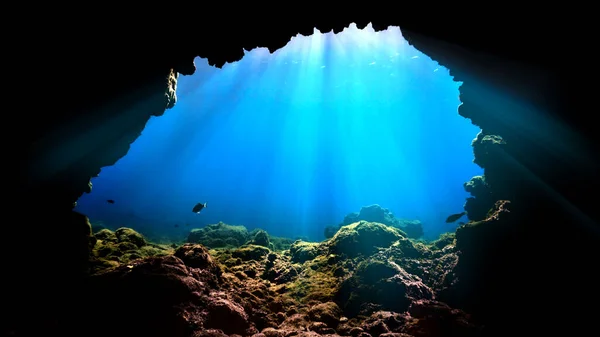 Υποβρύχια Φωτογραφία Των Ακτίνων Του Ήλιου Από Μια Σπηλιά Από — Φωτογραφία Αρχείου