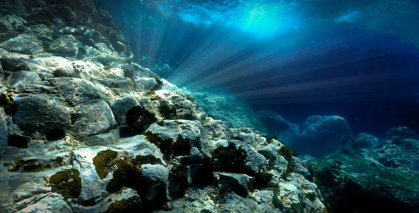 Schöne Und Erstaunliche Lichtstrahlen Der Unterwasserlandschaft Unterwasserfoto Von Einem Tauchgang — Stockfoto