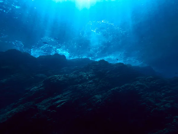 Schöne Unterwasser Foto Von Wellen Lichtstrahlen Von Einem Tauchgang Thailand — Stockfoto