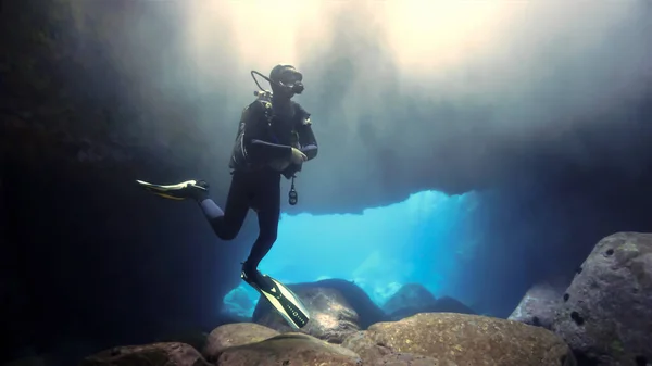 Prachtige Onderwaterfoto Uit Een Grot Met Zonlicht Van Een Duik — Stockfoto