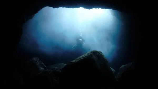 Foto Submarina Del Buceador Dentro Una Cueva Desde Una Inmersión — Foto de Stock