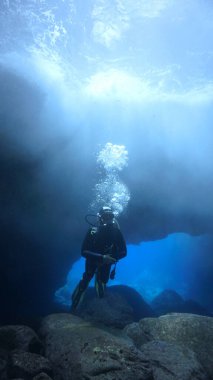 Skuba dalgıcının bir mağaradaki sualtı fotoğrafı ve güneş ışığı. Atlantik Okyanusu 'ndaki Kanarya Adaları' ndaki bir dalıştan..