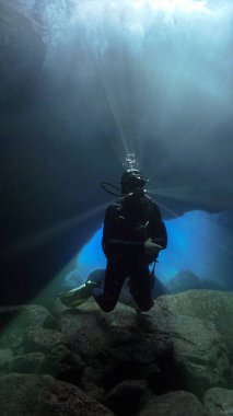 Skuba dalgıcının bir mağaradaki sualtı fotoğrafı ve güneş ışığı. Atlantik Okyanusu 'ndaki Kanarya Adaları' ndaki bir dalıştan..