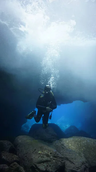 Foto Subaquática Mergulhador Dentro Uma Caverna Com Luz Fantasia Sol — Fotografia de Stock