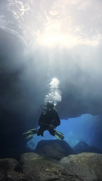 Foto Subaquática Mergulhador Dentro Uma Caverna Com Luz Fantasia Sol — Fotografia de Stock