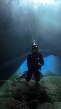 Sihirli ışıkla bir mağaradaki dalgıcın sualtı fotoğrafı. Atlantik Okyanusu 'ndaki bir dalıştan..